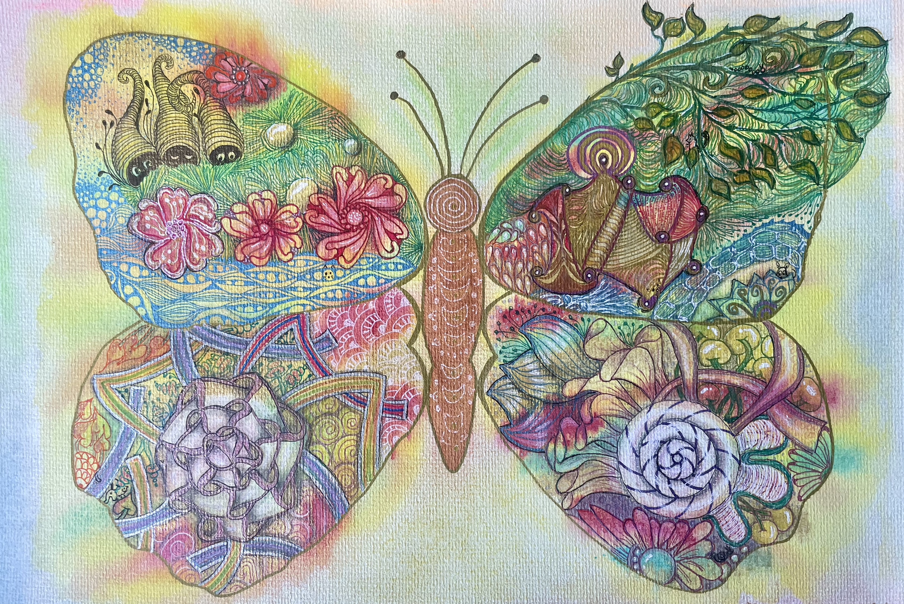 Farbenreicher Schmetterling mit Blüten, Blättern und vielschichtigen Mustern